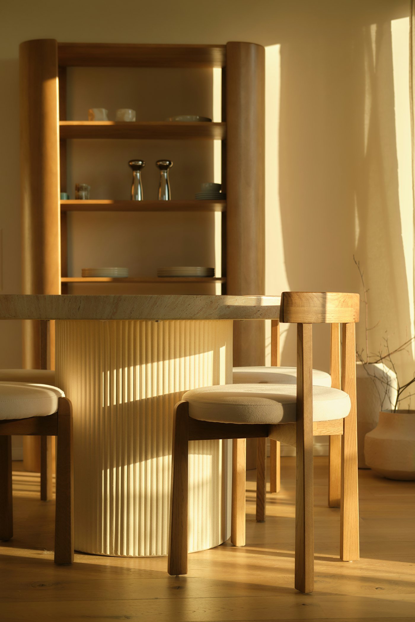 Cuisine ouverte en bois clair, lumière dorée