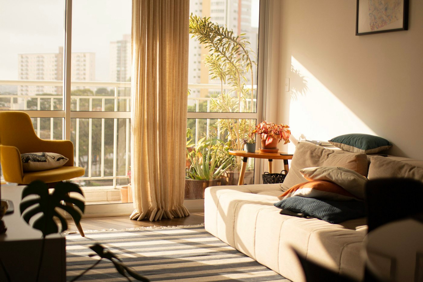 Appartement baigné de soleil, canapé crème