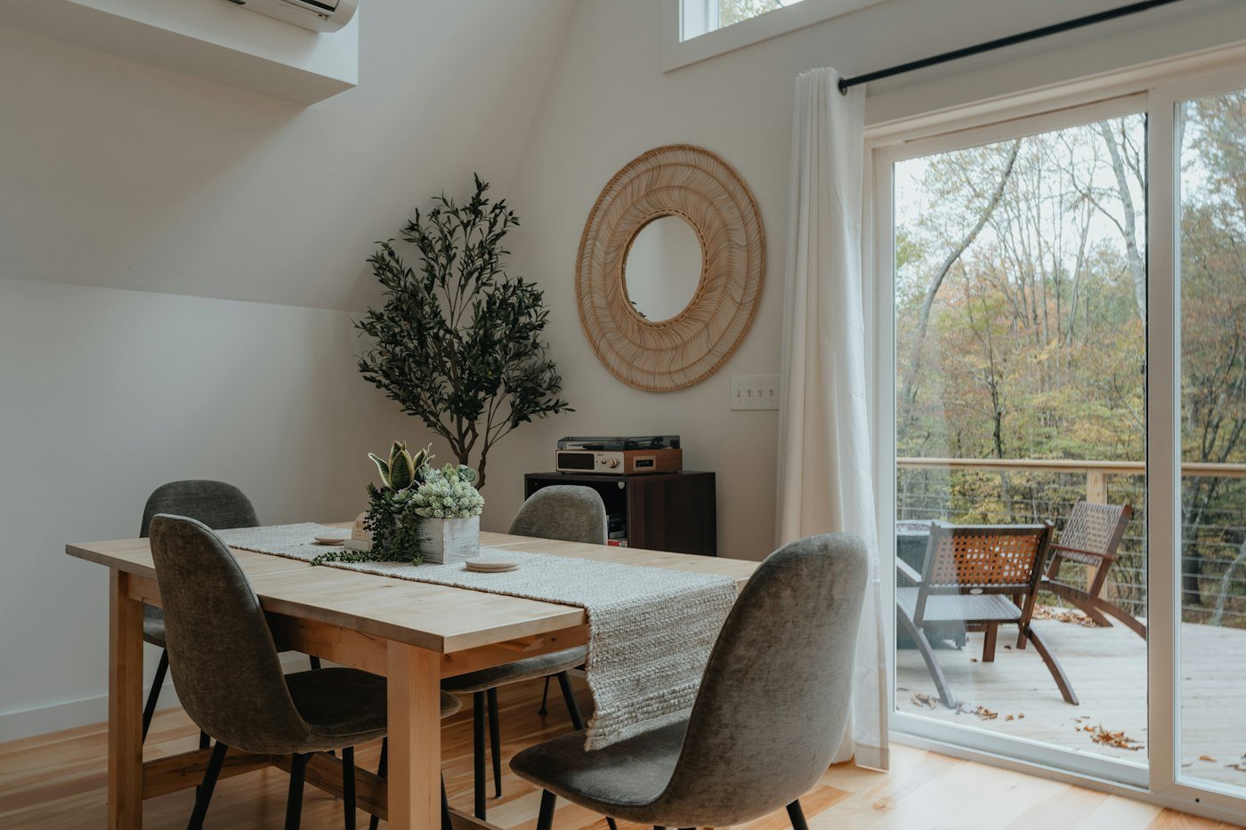 Appartement de location chaleureux, table et miroir rond