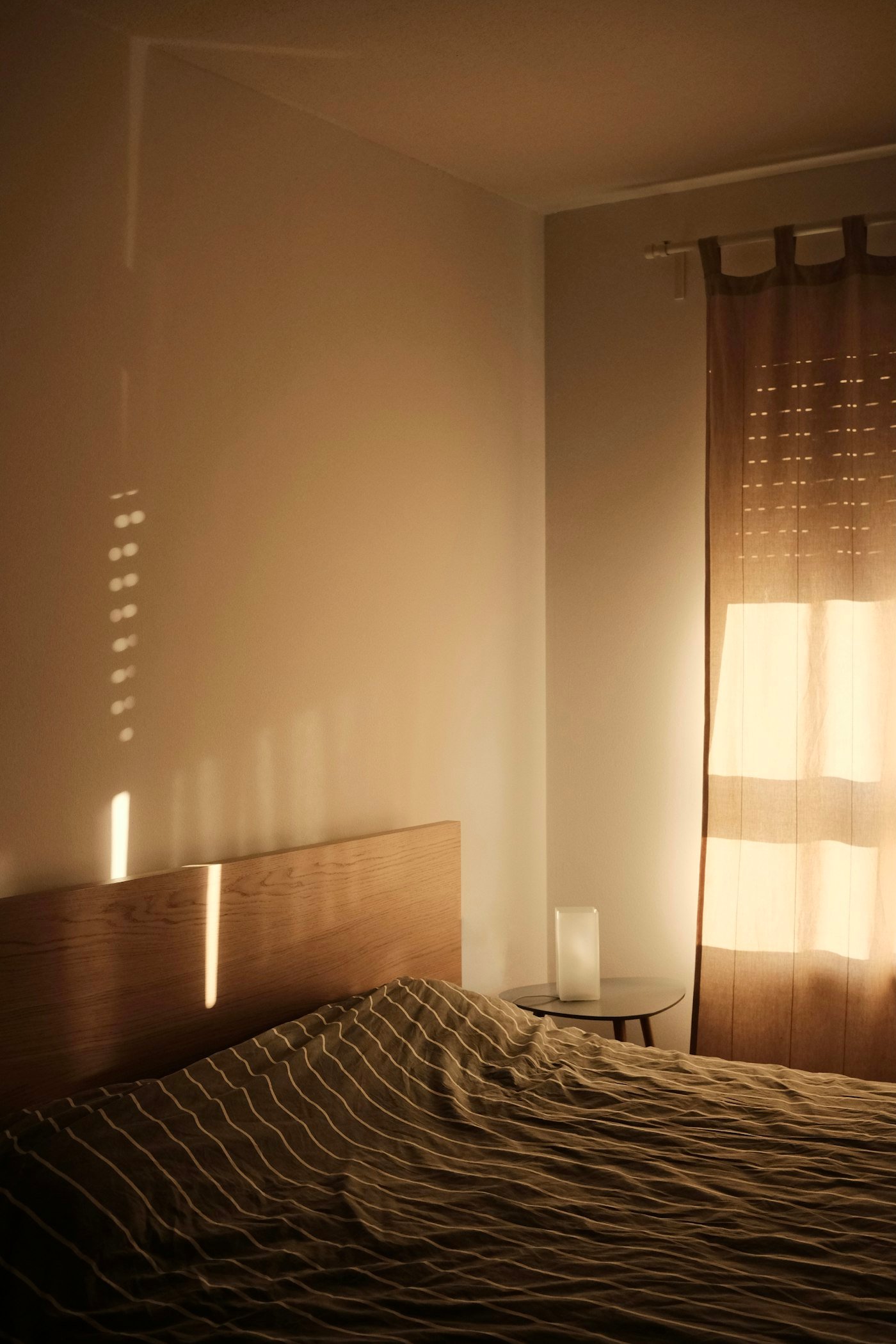 Chambre à contre-jour, lumière dorée