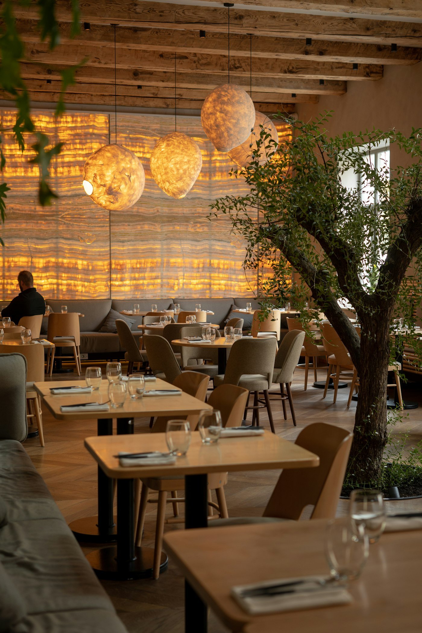 Restaurant aux tons naturels et lumière douce